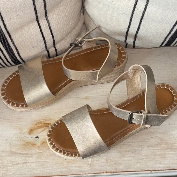 Universal Thread Gold Metallic Espadrille Spring Summer Sandals 9.5 - Picture 4 of 8